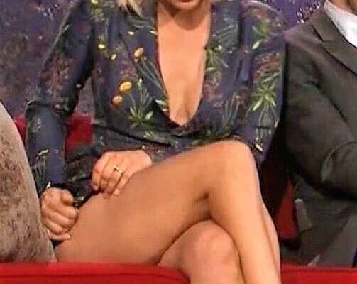 Kaley Cuoco caught in a moment that left everyone speechless—take a closer look.