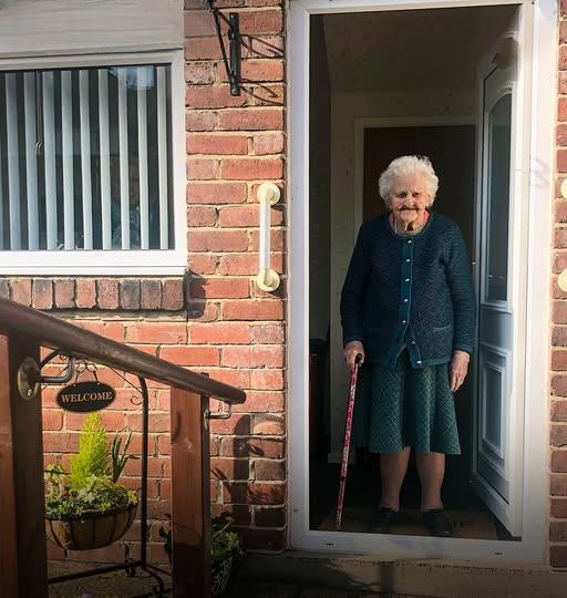 After robbers attempt to enter her home, a 91-year-old widow captures them.