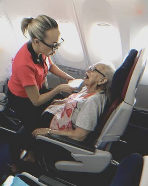 A flight attendant saved a 62-year-old business-class passenger—and two years later, the woman returned the favor with a Christmas gift.        4.1-mini