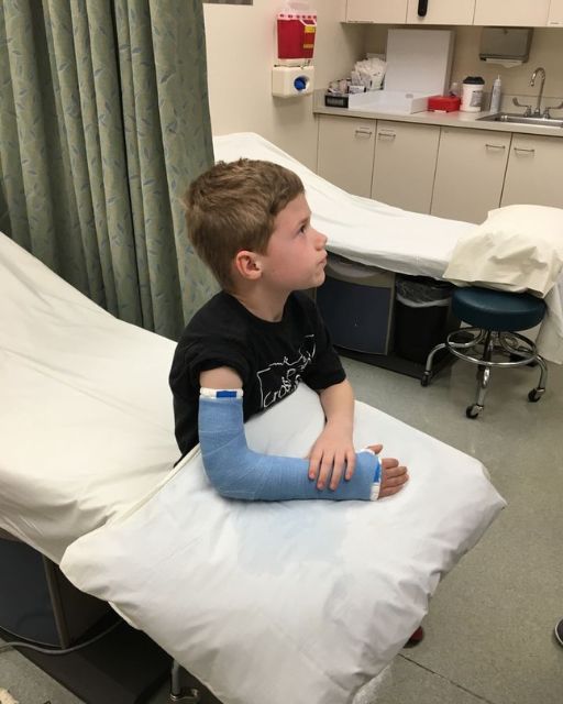This is the boy who saved my daughter from a car accident—and I only realized it when I noticed his cast.