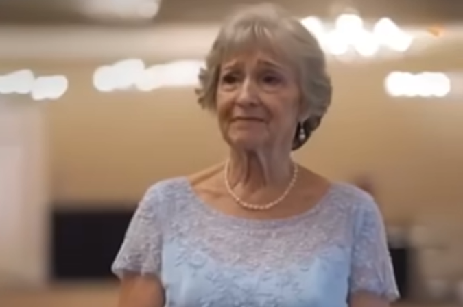 At my aunt’s wedding party, she insulted my grandma’s gift, calling it embarrassing — but I wasn’t about to let that go unnoticed.