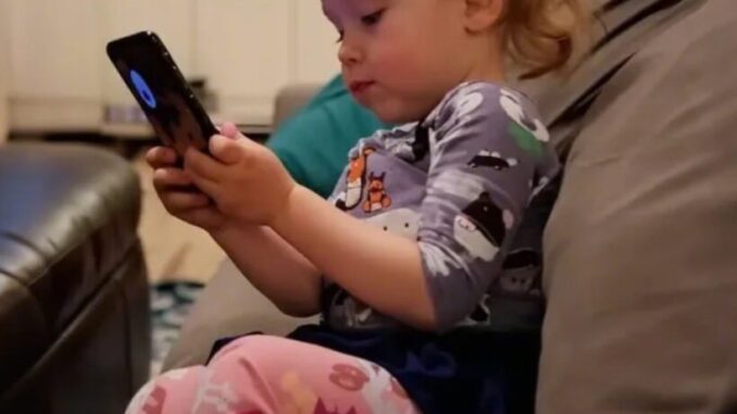 little-girl-dad-phone-819x1024