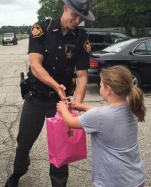 SHE HANDED HIM A PINK BAG — AND CHANGED HOW HE SAW HIS BADGE.