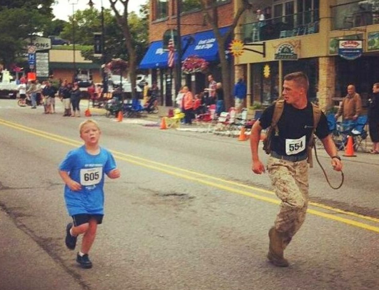 Marine gives up winning 5K marathon after hearing child say “will you run with me?”