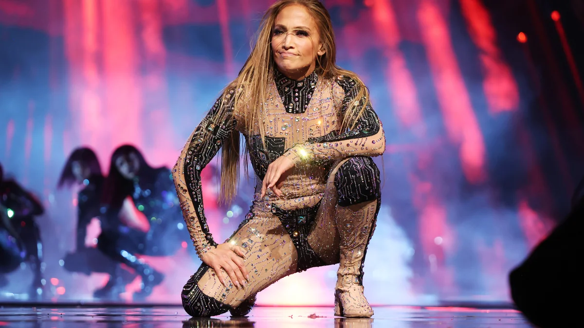Jennifer Lopez stunned the city streets in a vibrant pink outfit, her figure-hugging leggings turning heads and almost stopping traffic!