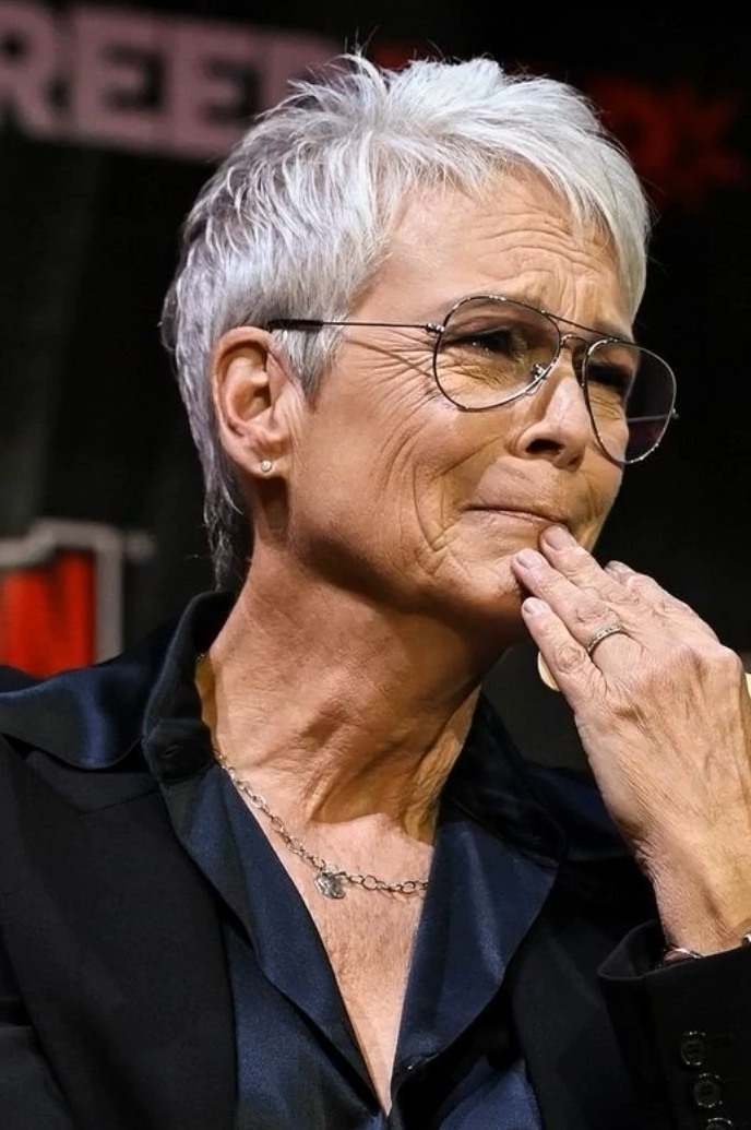 Jamie Lee Curtis overwhelmed with grief makes the heart-wrenching announcement